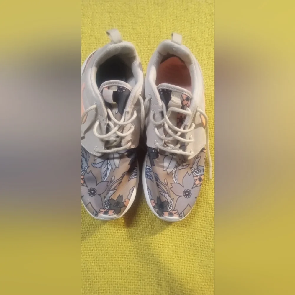Nike Orange Floral Sneakers - Picture 4 of 5
